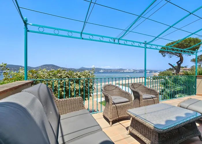 La Desirade - Les Pieds Dans L'eau - La Bouillabaisse - St Tropez - 14 Personnes Villa