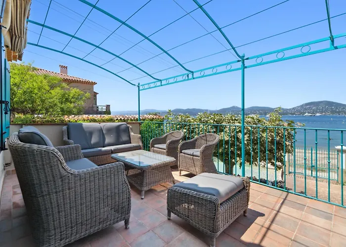 La Desirade - Les Pieds Dans L'eau - La Bouillabaisse - St Tropez - 14 Personnes Villa