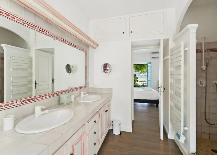 La Desirade - Les Pieds Dans L'eau - La Bouillabaisse - St Tropez - 14 Personnes Villa *