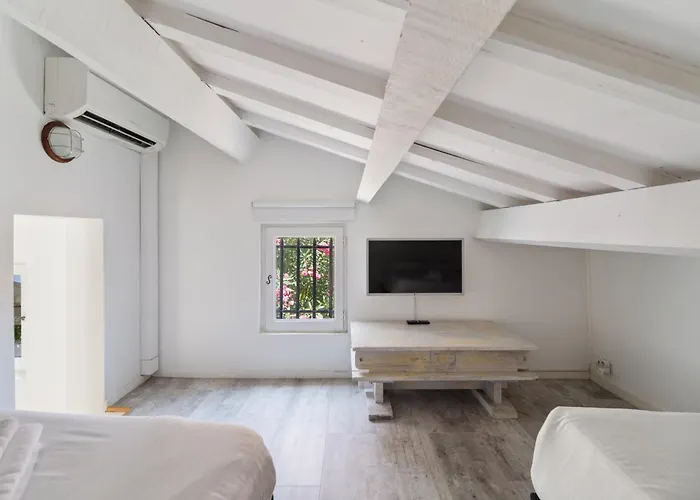 La Desirade - Les Pieds Dans L'eau - La Bouillabaisse - St Tropez - 14 Personnes *