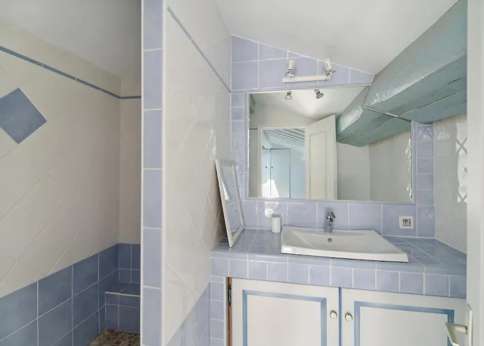 La Desirade - Les Pieds Dans L'eau - La Bouillabaisse - St Tropez - 14 Personnes