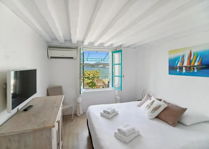 La Desirade - Les Pieds Dans L'eau - La Bouillabaisse - St Tropez - 14 Personnes Villa *