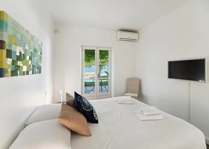 La Desirade - Les Pieds Dans L'eau - La Bouillabaisse - St Tropez - 14 Personnes *