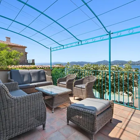 La Désirade - Les Pieds Dans L'eau - La Bouillabaisse - St Tropez - 14 Personnes Villa