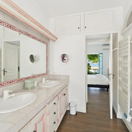 La Désirade - Les Pieds Dans L'eau - La Bouillabaisse - St Tropez - 14 Personnes Villa *