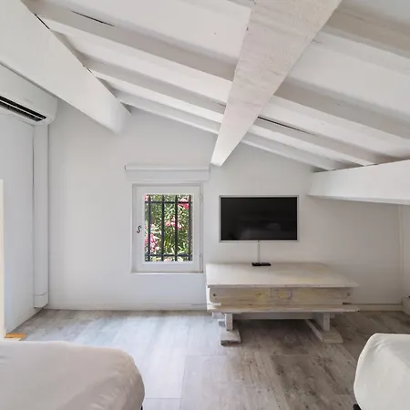 La Désirade - Les Pieds Dans L'eau - La Bouillabaisse - St Tropez - 14 Personnes *