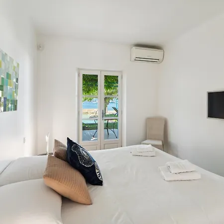 La Désirade - Les Pieds Dans L'eau - La Bouillabaisse - St Tropez - 14 Personnes *