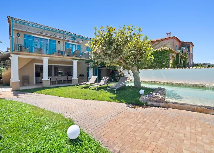 La Desirade - Les Pieds Dans L'eau - La Bouillabaisse - St Tropez - 14 Personnes Villa *