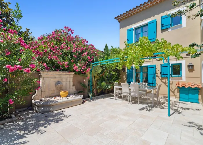 La Desirade - Les Pieds Dans L'eau - La Bouillabaisse - St Tropez - 14 Personnes