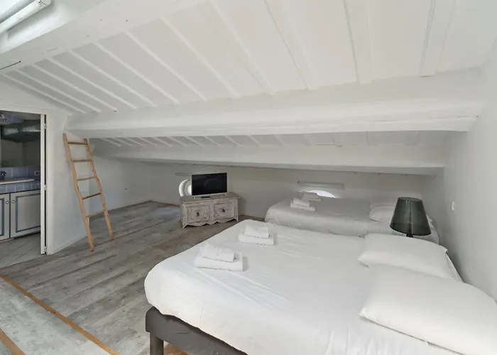 Villa La Desirade - Les Pieds Dans L'eau - La Bouillabaisse - St Tropez - 14 Personnes