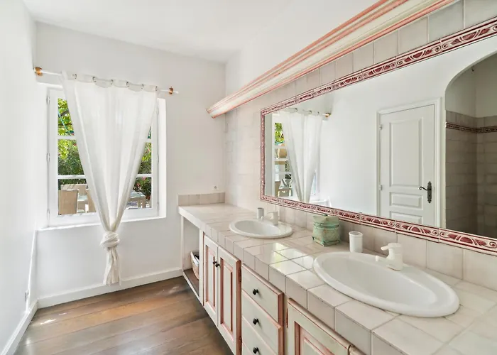 Villa La Desirade - Les Pieds Dans L'eau - La Bouillabaisse - St Tropez - 14 Personnes *