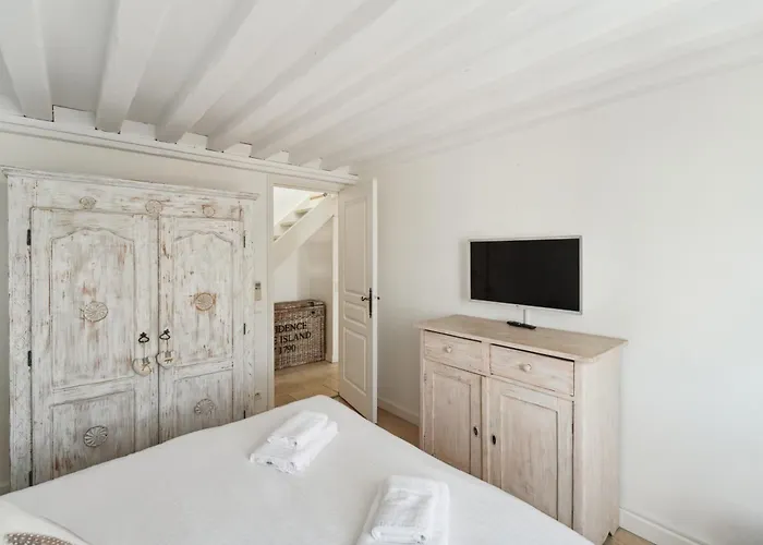 La Desirade - Les Pieds Dans L'eau - La Bouillabaisse - St Tropez - 14 Personnes Villa