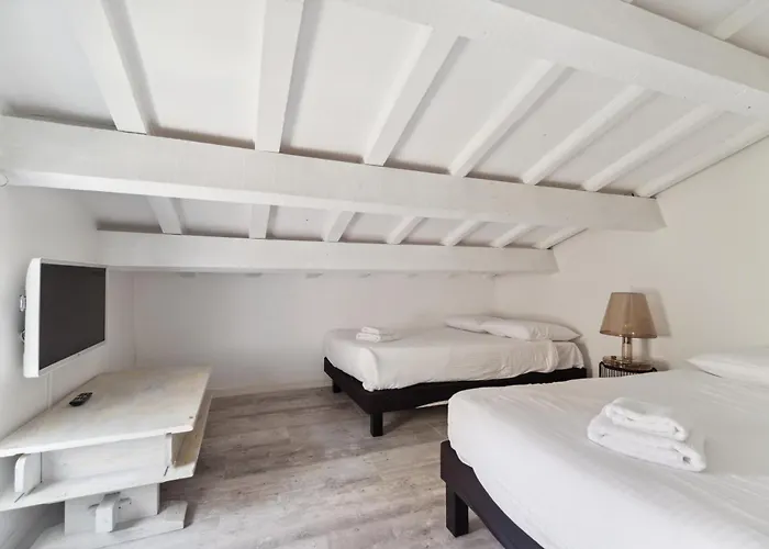 La Desirade - Les Pieds Dans L'eau - La Bouillabaisse - St Tropez - 14 Personnes Villa